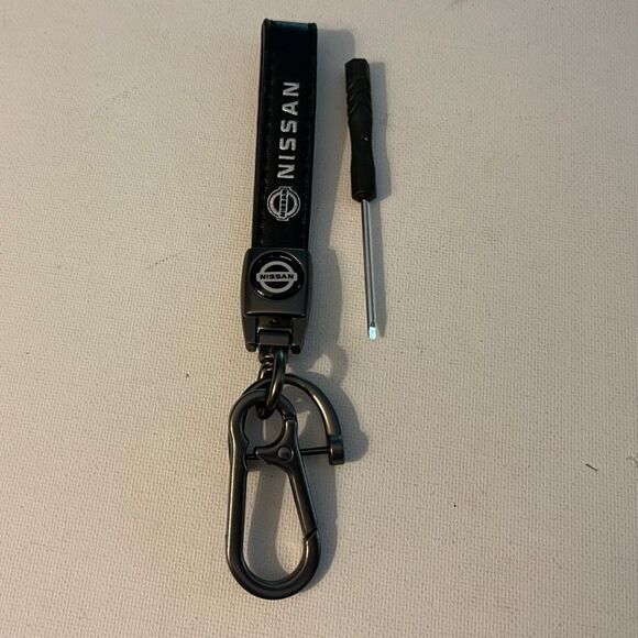 Nissan Logo Key Fob Keychain in Black Leather NWT - Picture 4 of 4